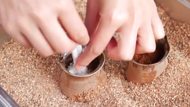Kum Üzerinde Geleneksel Türk Kahvesi Yapmanın Üst Görüntüsü — Stok video