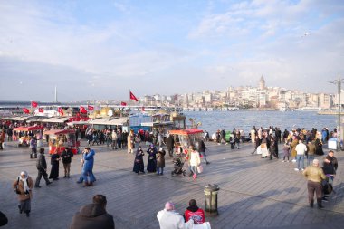 Galata Köprüsü 'ndeki tekne balığı lokantası Eminonu Altın Boynuzu İstanbul.