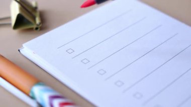 Kağıt üzerindeki bir kutucuğu işaretle .