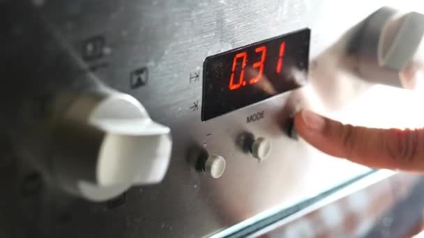 オーブンの温度制御を設定するクローズアップ — ストック動画