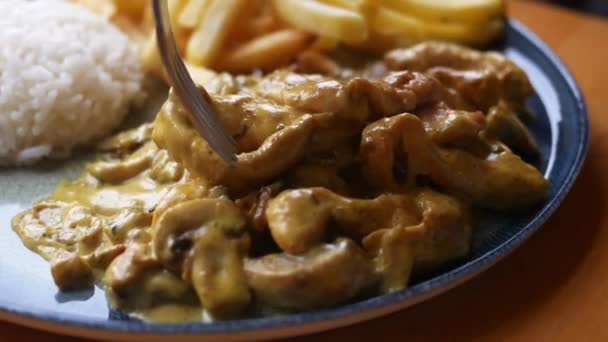 Poulet Tranché Prêt Manger Avec Sauce Crème Frites Dans Une — Video