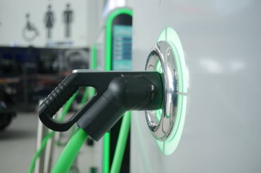 Elektrikli araç şarj istasyonunda şarj ediliyor,