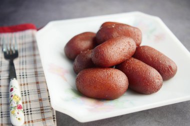 Masadaki bir kasede Hint tatlısına yaklaş, Halua. 