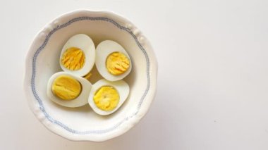 Masadaki kasede bağırsak yumurtasını kapat. ,