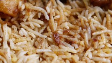  Masadaki kasede tavuk biryani yemeği