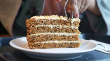 Kafede karamel yerken çatal kullanın. .