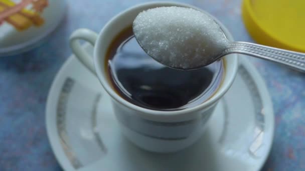 Fehér Cukor Öntése Egy Teáscsészébe — Stock videók