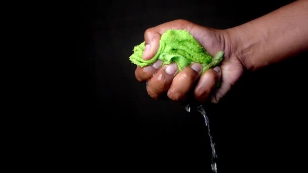 Ręce Ściskać Mokry Ręcznik Czarnym Tle Odprowadzanie Wody Mokrego Ręcznika — Wideo stockowe