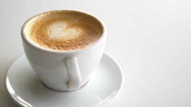 Beyaz arka planda geç saatte kahve. ,