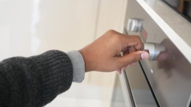 Erkeklerin el kameralarını kapat. Sıcaklık ayarlarını fırına kur.