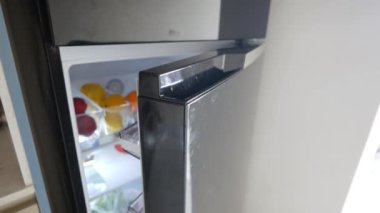 Yarı açık yiyecek ve sebzeli buzdolabı.
