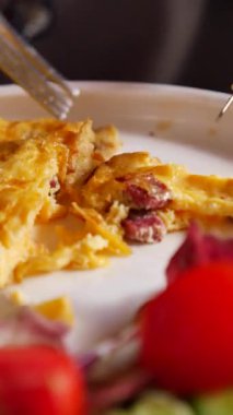 Masada sade yumurta omleti yemek. .