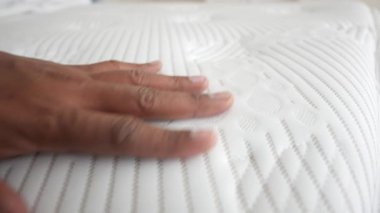 Yatağın üzerine elinle ortopedik yatak dokundur ve bastır.