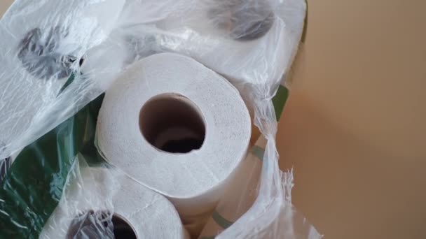 Widok Góry Trzymanie Rolki Papieru Toaletowego — Wideo stockowe