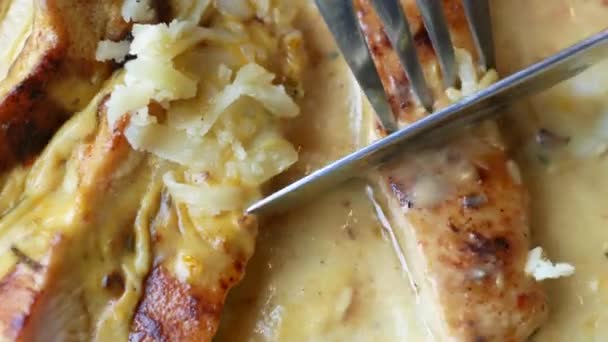 Έτοιμος Φάει Φέτες Κοτόπουλο Σάλτσα Κρέμας Τηγανητές Πατάτες Ένα Πιάτο — Αρχείο Βίντεο
