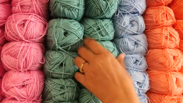 手作りの冬の服の編み糸 — ストック動画
