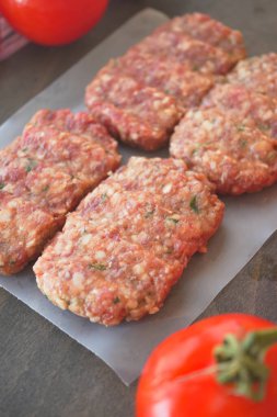 Çiğ et, köfte, hamburger.