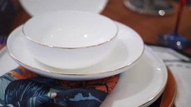 yuvarlak kase ya da seramik tabak ahşap masa üzerinde peçete
