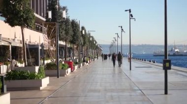 Türkiye istanbul 19 Haziran 2023. Galataport İstanbul. Yürüyen insanlarla Galataport manzarası.