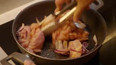 Tavuklar tavada kızarır. .