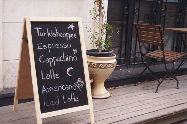 Açık havada siyah tahtada kafe menüsü .