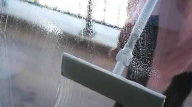 Kauçuk sileceği sabunlu pencereyi temizler