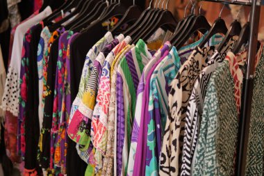 Renkli kadın giysileri satılık .