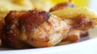 Tabakta çıtır çıtır kızarmış tavuk 