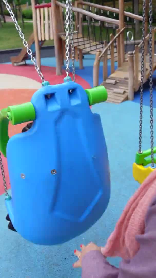 Παιδί Που Διασκεδάζει Μια Κούνια Στην Παιδική Χαρά Στο Δημόσιο — Αρχείο Βίντεο