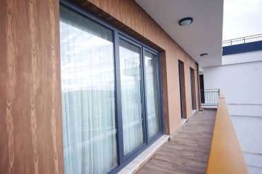 Renkli camlı modern ofis binası. Şehir mimarisi. Yüksek kalite fotoğraf