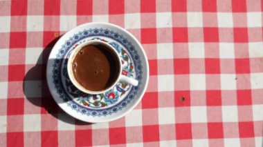 Türk kahve masada .
