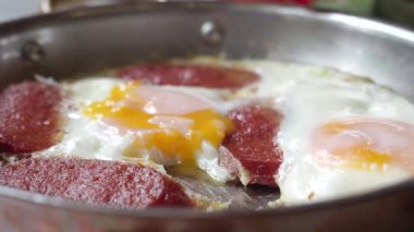 Tabakta sosisle karıştırılmış yumurta. .