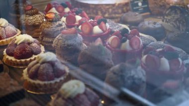 Pastalar da dahil olmak üzere bir dizi fırında sergileniyor.