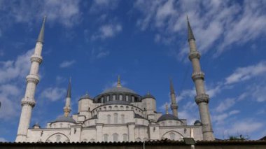 İstanbul 'da mavi gökyüzüne karşı mavi cami 