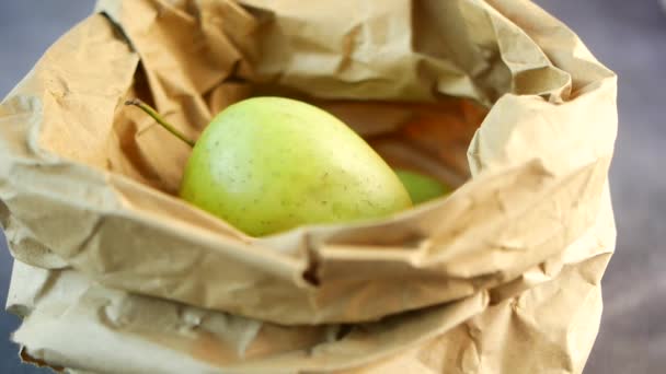 Ručně Sbírat Jablka Papírového Balíčku — Stock video