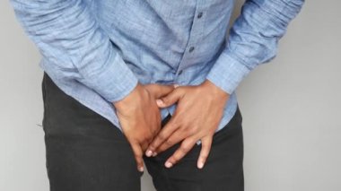 Prostat ve mesane sorunu kavramı, genç bir insanın kasık ağrısı. .