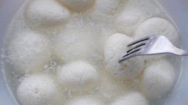 Masadaki bir kasede Hint tatlısına yaklaş, Halua. 