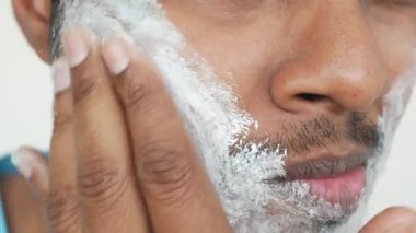 Genç adam yüzünü yıkıyor.