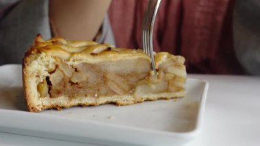 Bir tabak elmalı pasta. ,