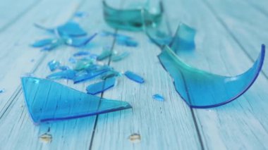 Zeminde cam kırılması