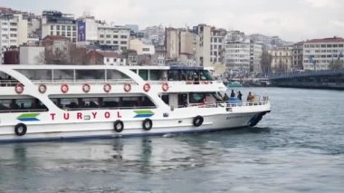 Türkiye İstanbul 18 Temmuz 2023. Boğaz 'da nakliye feribotu. Feribot yolcu taşır..
