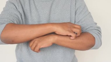 Kaşındıran deriden muzdarip bir adam. Yaklaş.