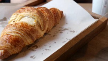 Yeni pişmiş kruvasan ve fotokopi alanı. Yüksek kalite fotoğraf