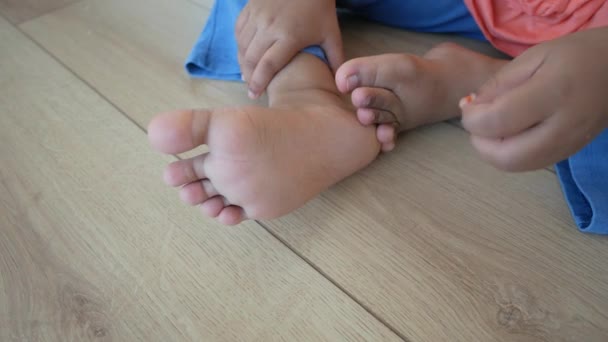 Ett Barn Som Lider Klåda Hud Fötterna — Stockvideo