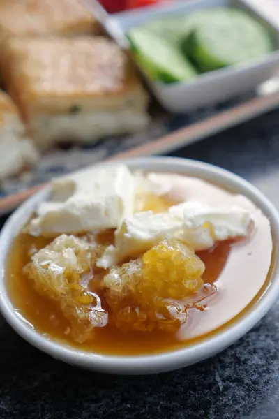 Butter Cream Honey Bowl Table — Stock Photo, Image
