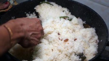 Tavada sade beyaz pirinç pişirmek. .