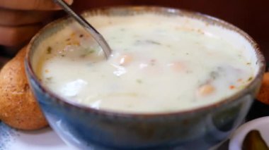 Yoğurt çorbası içen kadın, nohut ve naneli geleneksel çorba.