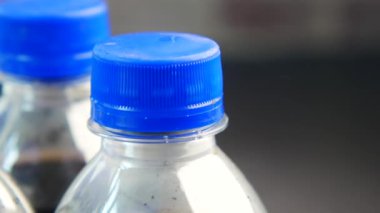 Masanın üzerinde plastik meşrubat şişeleri .