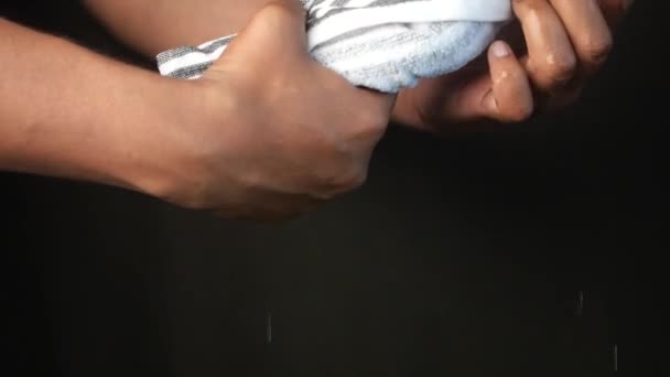 Eller Siyah Arka Plana Islak Havlu Sıkıyor Islak Havludan Akan — Stok video