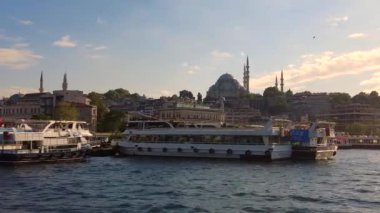 Türkiye istanbul 19 Haziran 2023 Eminonu Camii yakınlarındaki Boğaziçi nehrinin sularına park etmiş feribot.,